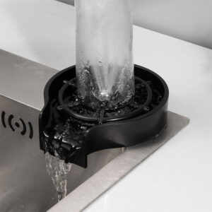 Vedľa drezu je inštalovaný automatický vysokotlakový pohár a umývačka skla Užsisakykite Trendai.lt 18
